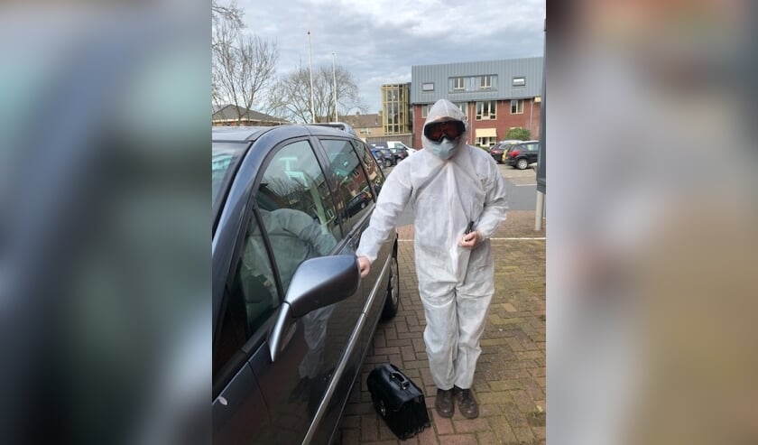 <p>• Huisarts Dick Kruijthoff in beschermende kleding tijdens de eerste golf.</p>