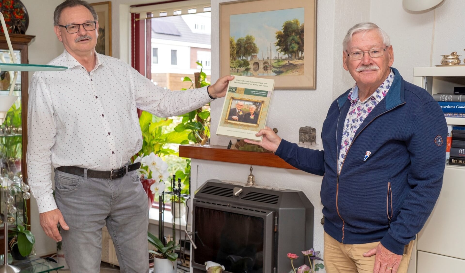 • De overhandiging van de eerste familiekroniek met links Willem Jan Nederlof en rechts Theo Jansen.