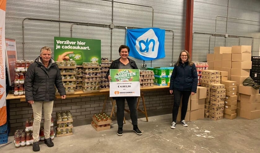 • De cheque voor de Voedselbank Giessenlanden.