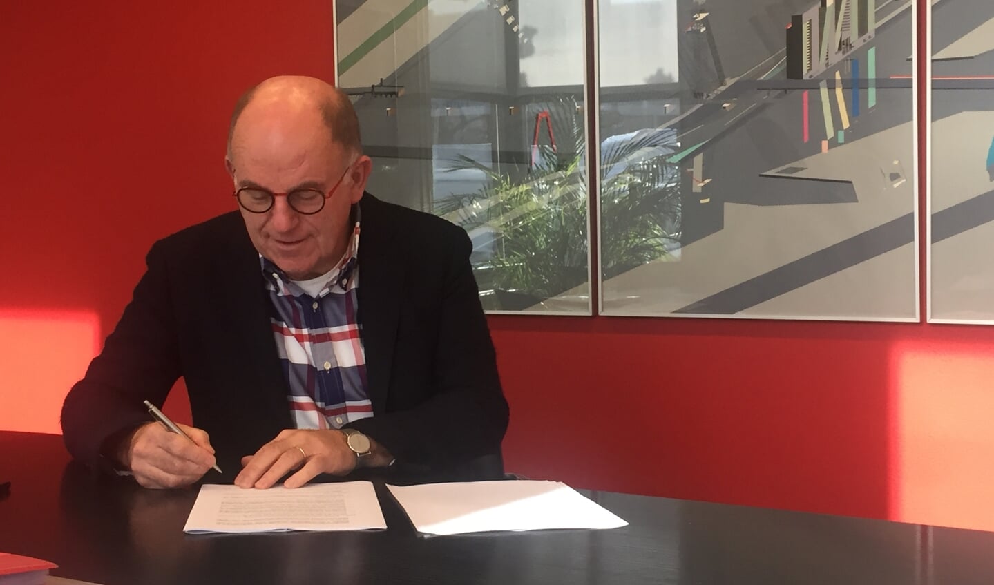 • Jan Kuijper van Kuijpers Bouw ondertekent de aanneemovereenkomst. 