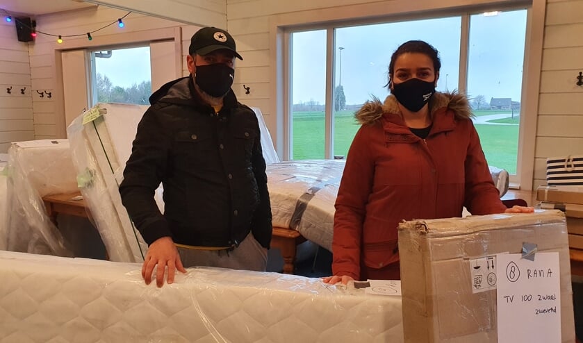 Blij met matras en tv-meubel.