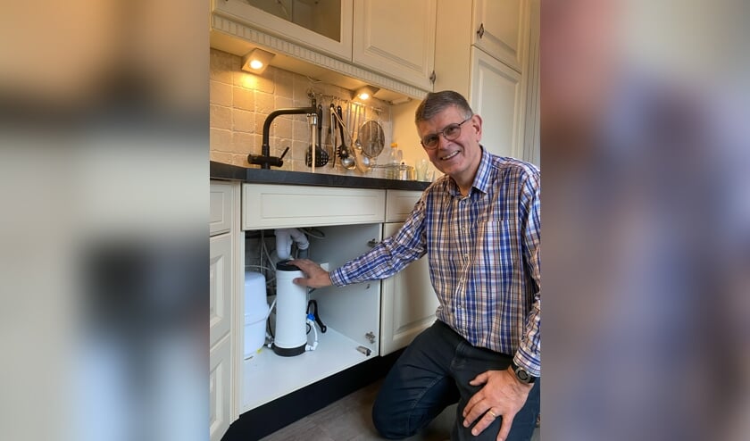• Karel Thieme met het systeem van Aquapeak.