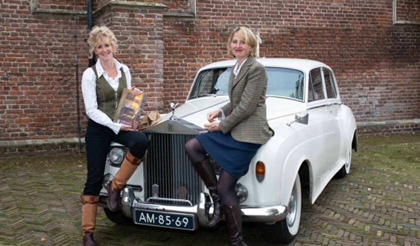 • Suzanne Allard (l.) overhandigde het eerste exemplaar aan Josephine Rombouts.