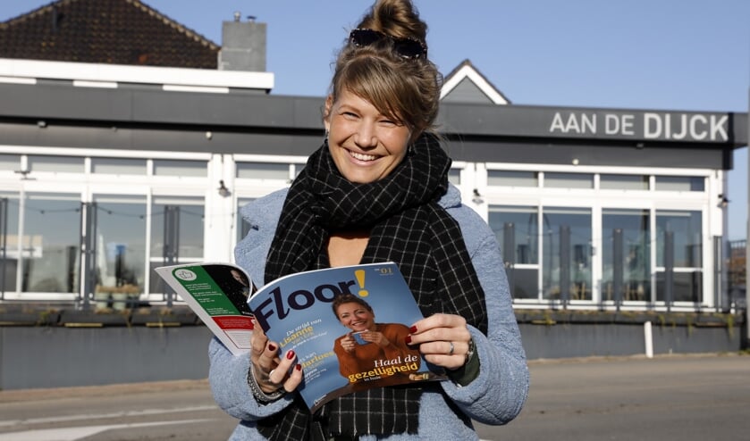 <p>• Lisanne van Erk nam maandag het eerste exemplaar van Floor! in ontvangst.</p>