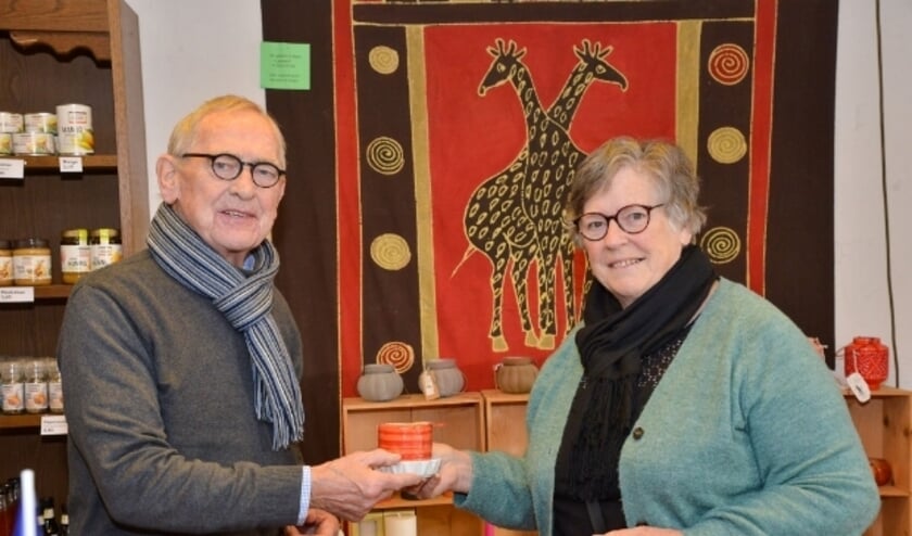 <p>Gusta de Jong-Bakker (r) zit met haar Wereldwinkel al weer 20 jaar in de oude melkwinkel van Wim van der Graaf (l). Foto: Paul van den Dungen</p>