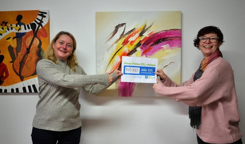 <p>• Wethouder Christa Hendriksen (links) ontvangt de cheque uit handen van Ingrid Vente.</p>