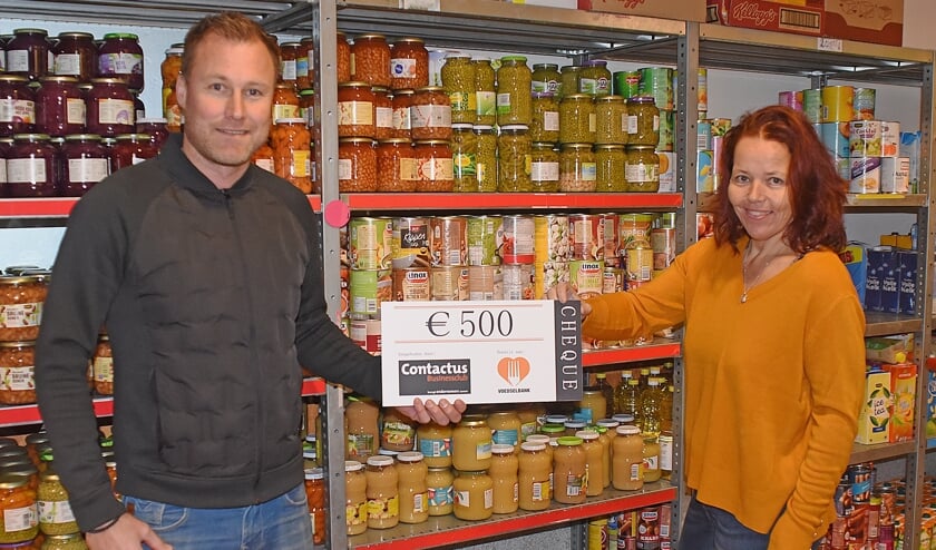• John Hol overhandigt de cheque aan Martine Visser.