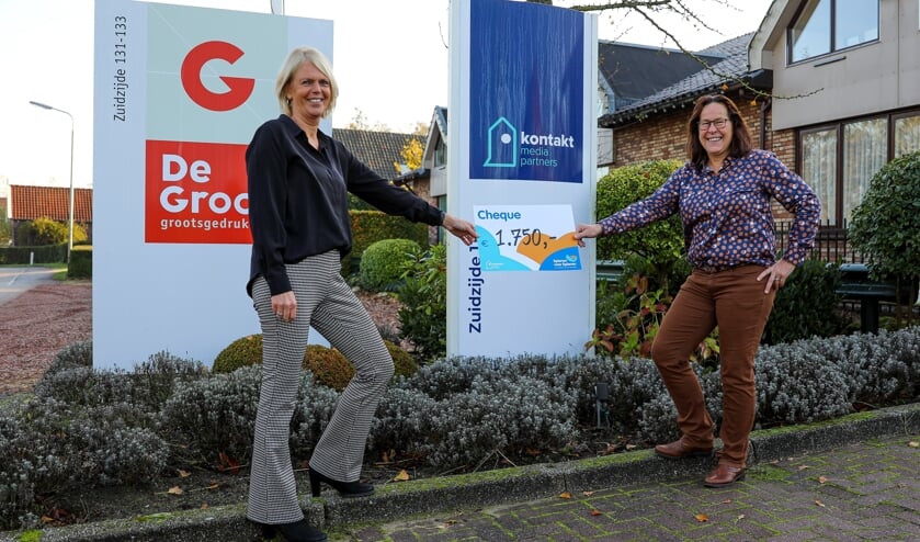 <p>• Annie Molenaar en Linda Blijenburg van Kontakt Mediapartners tonen de cheque voor 'Spieren voor Spieren'.</p>