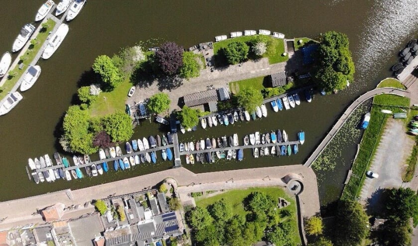 • Eerst is het gedeelte links van de ingang naar het eiland aan de beurt.