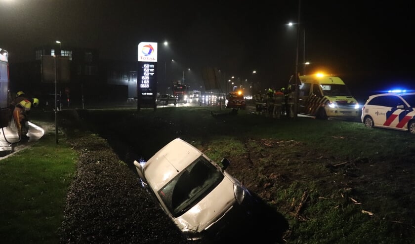 <p>• Auto in de sloot aan de Zeiving in Vuren.</p>