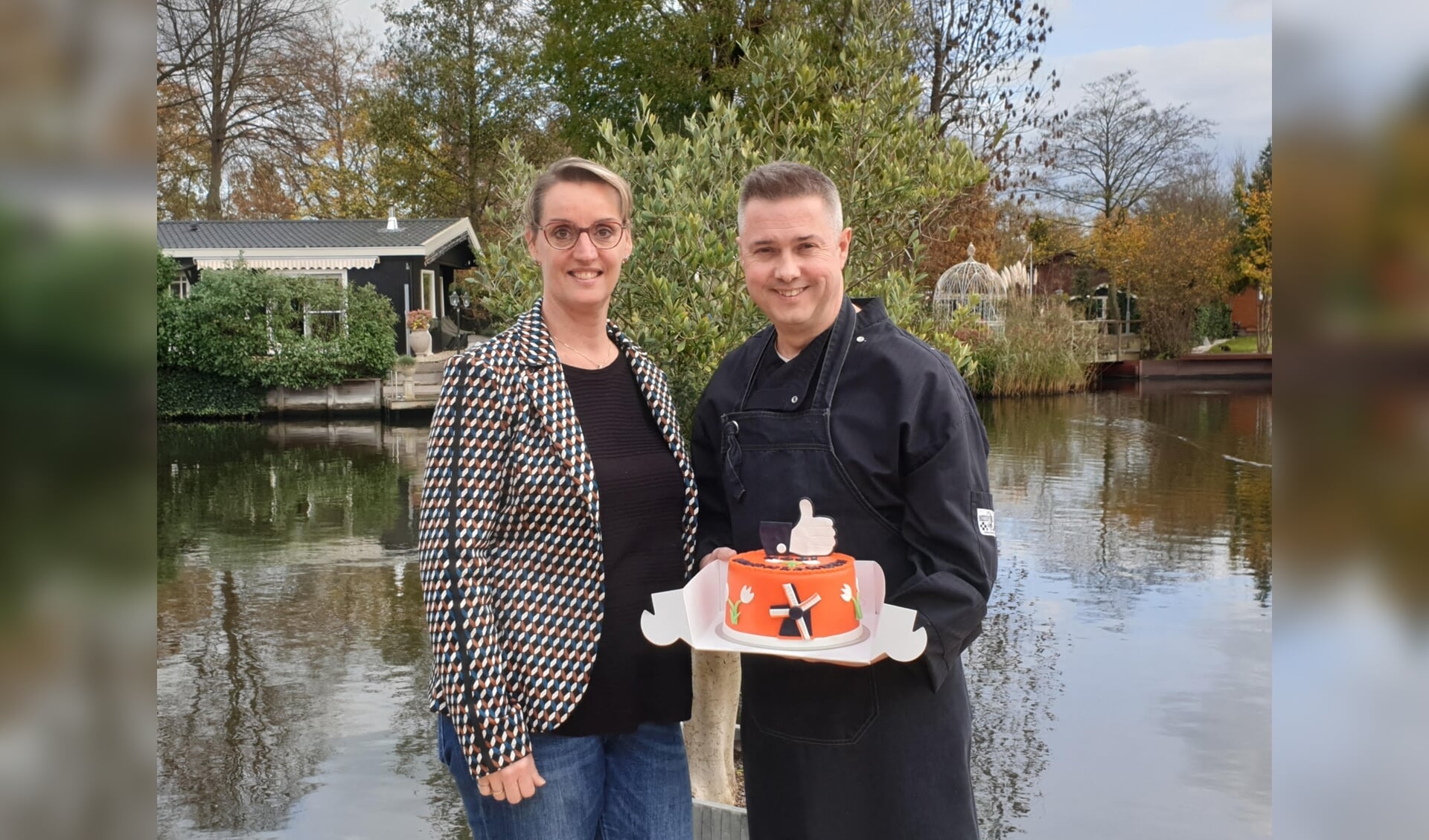 • Op de Dag van de Ondernemer hebben Gerrit en Gerda van den Heuvel, eigenaren van eetcafé Olt Ghiessen in Giessen-Oudekerk, de Mooi Molenlanden Taart in ontvangst mogen nemen. 