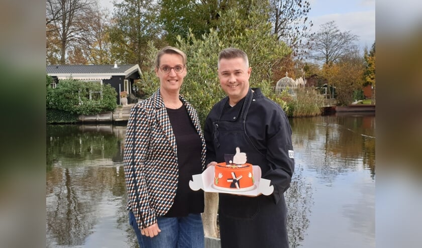 • Op de Dag van de Ondernemer hebben Gerrit en Gerda van den Heuvel, eigenaren van eetcafé Olt Ghiessen in Giessen-Oudekerk, de Mooi Molenlanden Taart in ontvangst mogen nemen.