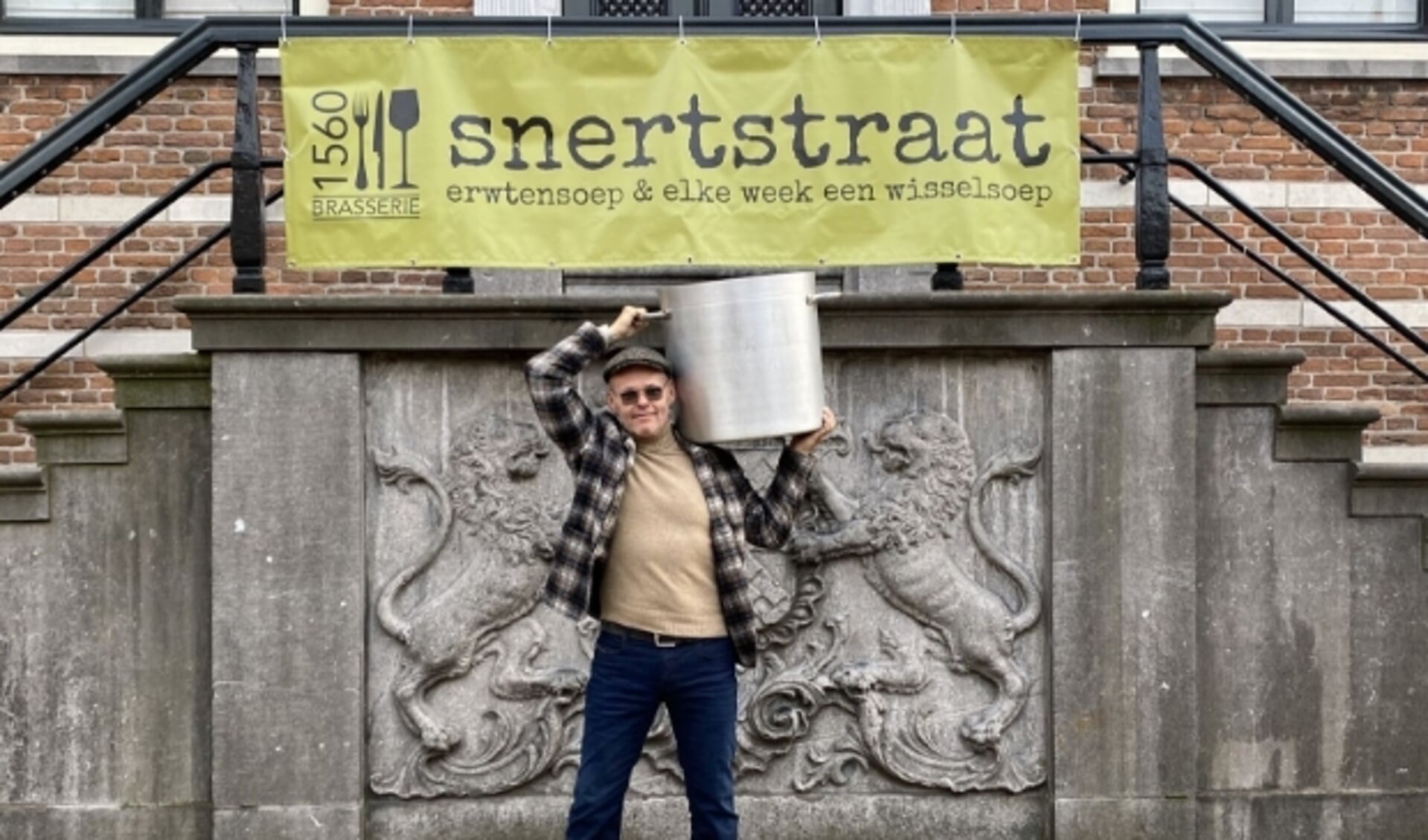 Jan de Graauw, eigenaar van Brasserie 1560, onder het historische stadhuis, krijgt de pannen met erwtensoep - en voor de weeksoep - voor zijn Snertstraat niet aangesleept. (Ingezonden foto)
