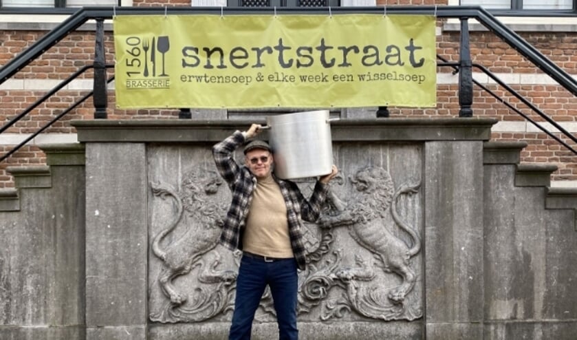 <p>Jan de Graauw, eigenaar van Brasserie 1560, onder het historische stadhuis, krijgt de pannen met erwtensoep - en voor de weeksoep - voor zijn Snertstraat niet aangesleept. (Ingezonden foto)</p>