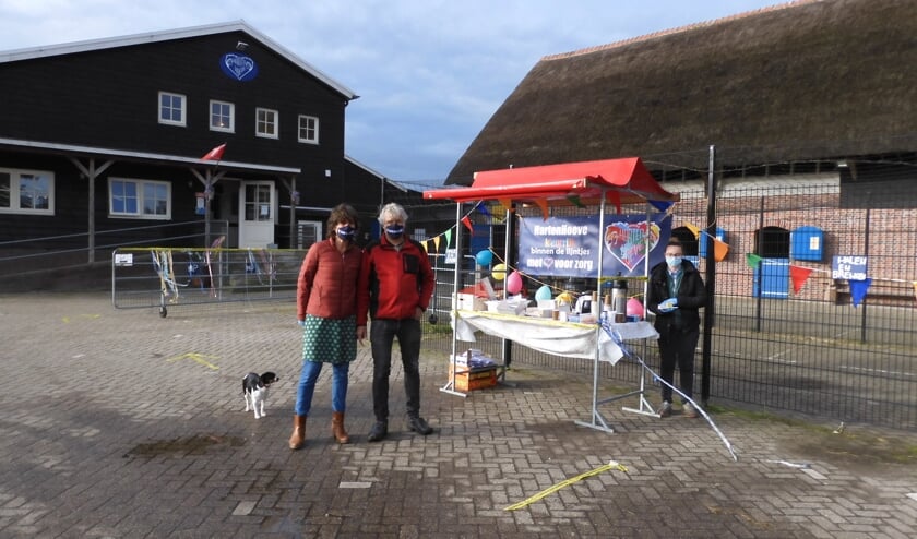 • Koffie, taart en cadeautje to-go om positief inspectierapport te vieren.