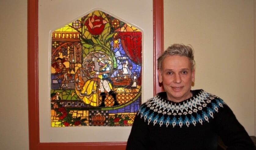 <p>De Tielse zanger Ger Edwards bij een door hemzelf vervaardigd kunstwerk. (foto: Arno voor de Poorte) </p>