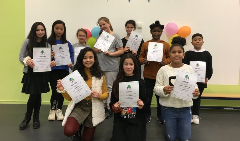 <p>• De leerlingen showen trots hun diploma.</p>