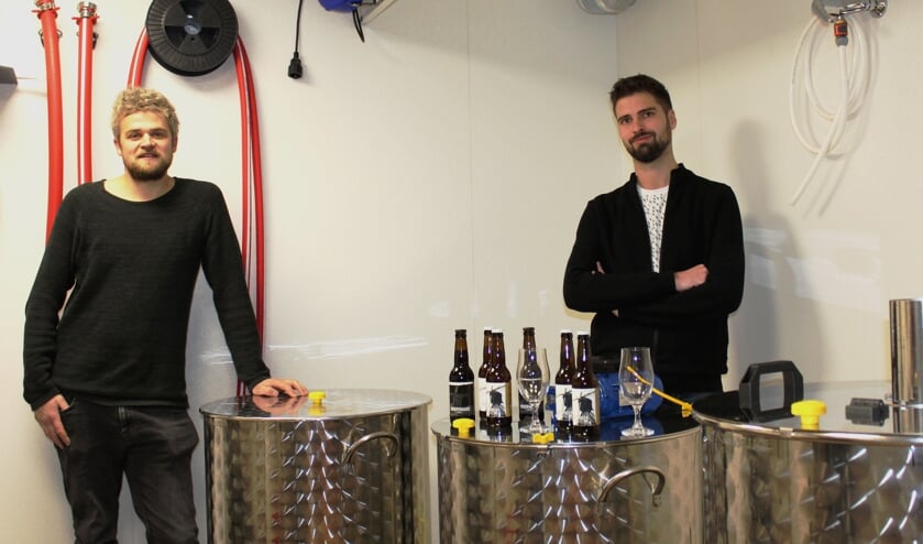 <p>• Huibert van Buren en Rick Janse in hun nanobierbrouwerij.</p>