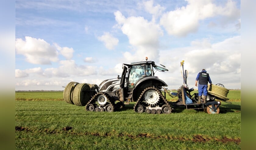 <p>• De speciale tractor die de drainage aanlegt. </p>