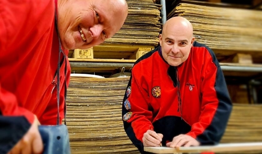 <p>Rob van de Werken (l) en Jeroen Boumans van Les Boutonniers zijn begonnen met de bouw van een miniatuur Prinsenwagen voor de mini carnavalsoptocht in Knopengein. Foto: Les Boutonniers</p>