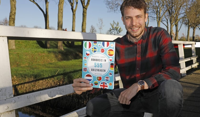 <p>• Tim Hartman presenteert vol trots zijn eerste quizboek.</p>