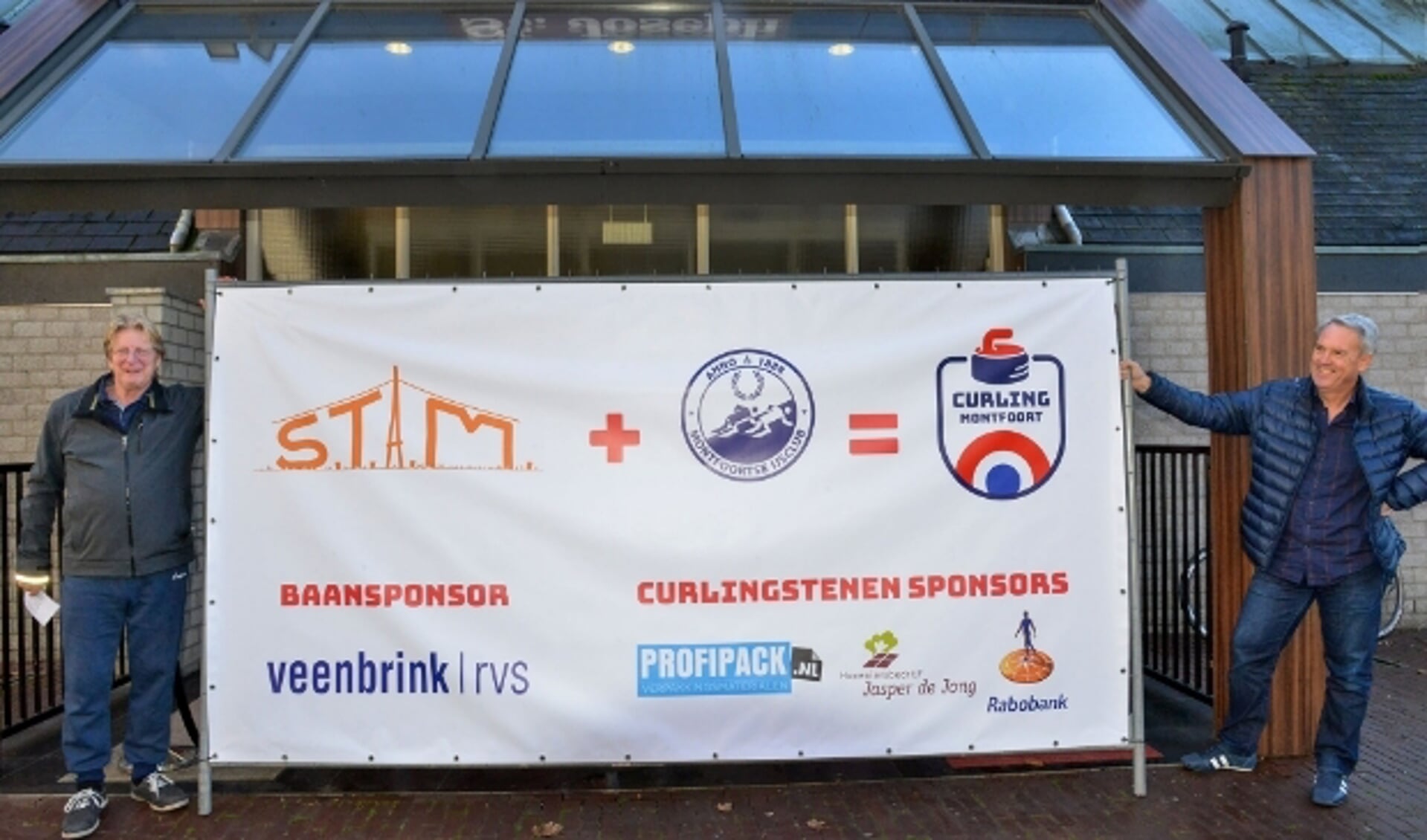 Baansponsor Willem Veenbrink (l) en René Damme van de ijsclub met de banner van Curling Montfoort. (Foto: Paul van den Dungen)