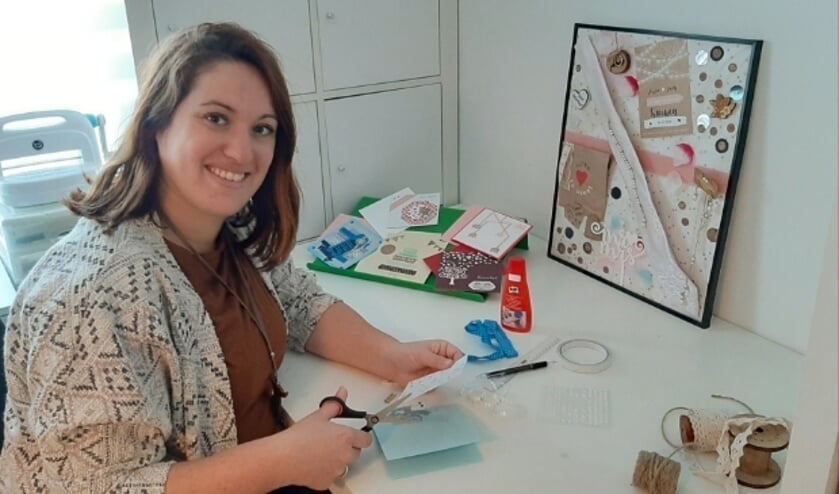 <p>Jessica vult haar extra tijd thuis nu met creatief bezig zijn, zoals met het maken van kaarten. Ze verveelt zich niet. (Foto: Gerrie Baarslag)</p>