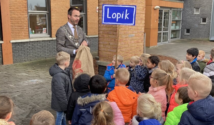 <p>• De burgemeester met de schoolkinderen.</p>