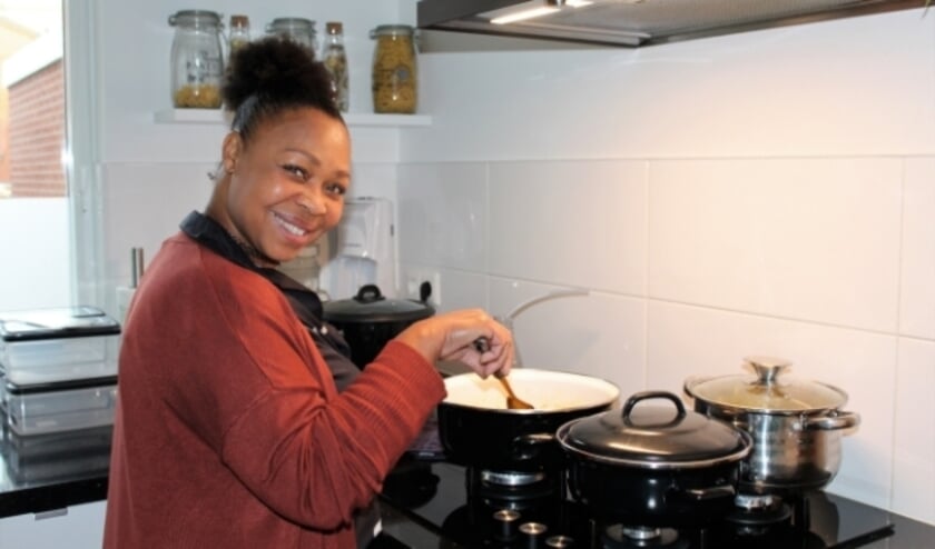 <p>Marjorie is aan het koken voor haar catering. (Foto: Annemarie van der Ploeg)</p>  