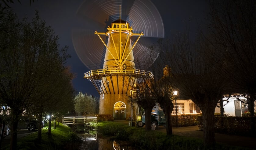 • Molen Den Arend in de oranje spotlights.
