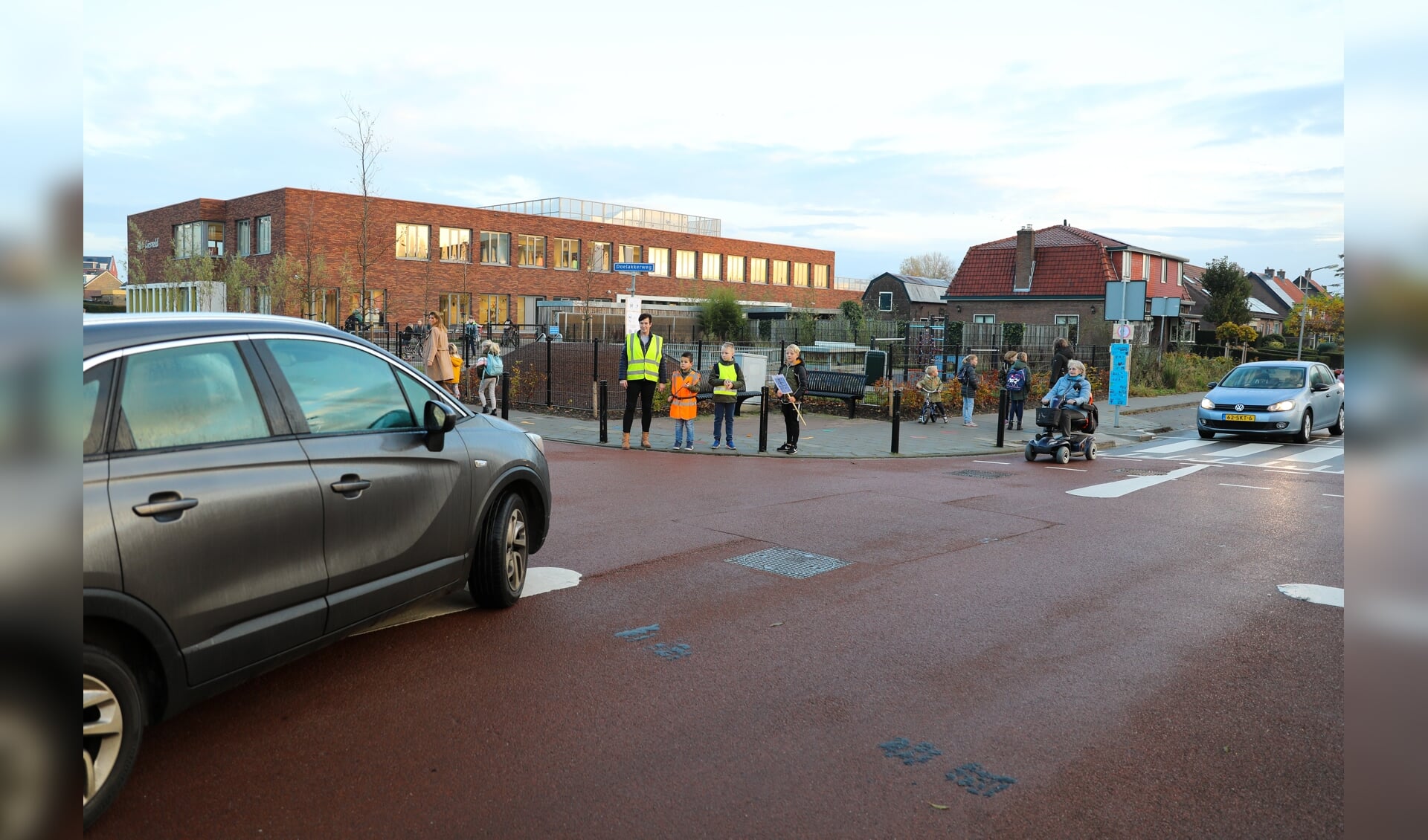 • Begin november werd er een verkeersactie gehouden bij de school om aandacht te vragen voor de gevaarlijke situatie.