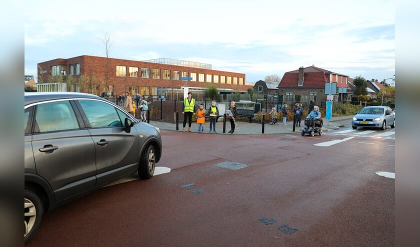 <p>• Begin november werd er een verkeersactie gehouden bij de school om aandacht te vragen voor de gevaarlijke situatie.</p>