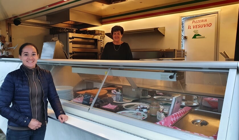 <p>• Nathalie Schoonhoven en Olga Antonio bij/in de pizzabus.</p>