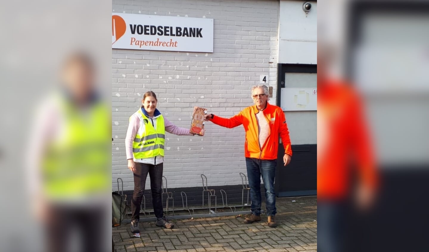 • Namens de Voedselbank Papendrecht nam Annie (l.) de speculaaspoppen in ontvangst die Bert van Es, secretaris van Inspire2LiveChoir, kwam brengen.