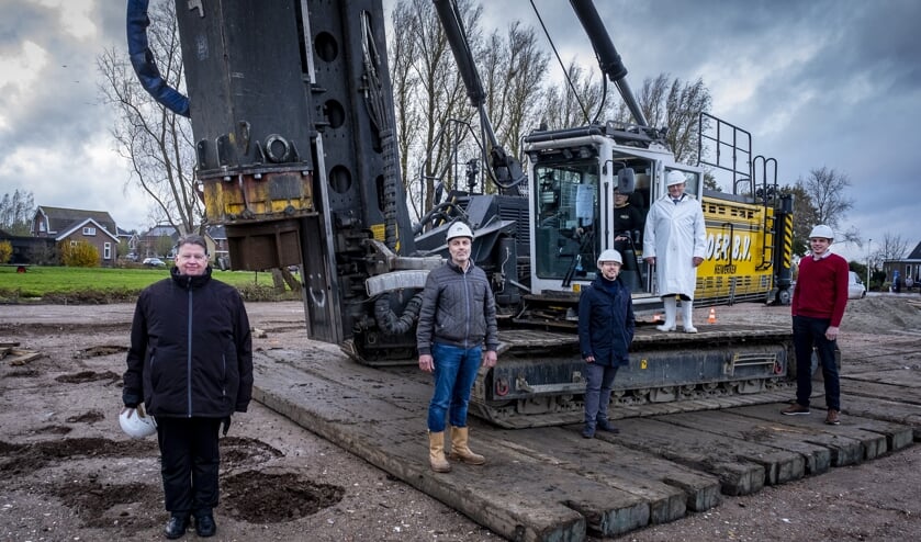 <p>• De eerste paal werd geslagen door Teus Slingerland (op de rupsband), voorzitter van de kerkenraad. Verder v.l.n.r.: Ds. Clemens (consulent),; Johan Alblas (voorzitter bouwteam), Teunis Speksnijder (voorzitter bouwcommissie) en Christiaan Huizer (voorzitter van de orgelcommissie).</p>