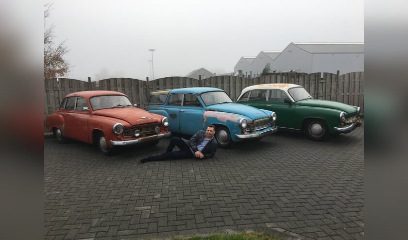 <p>Johan Vos bij drie Wartburgs.</p>