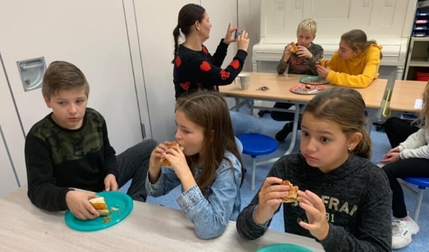 Kinderen proeven hun burgers