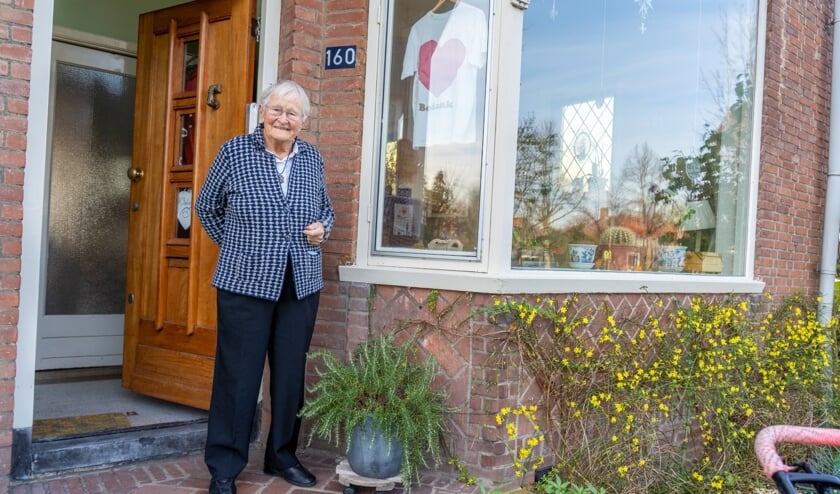 <p>• Mevrouw Poll bij haar huis.</p>