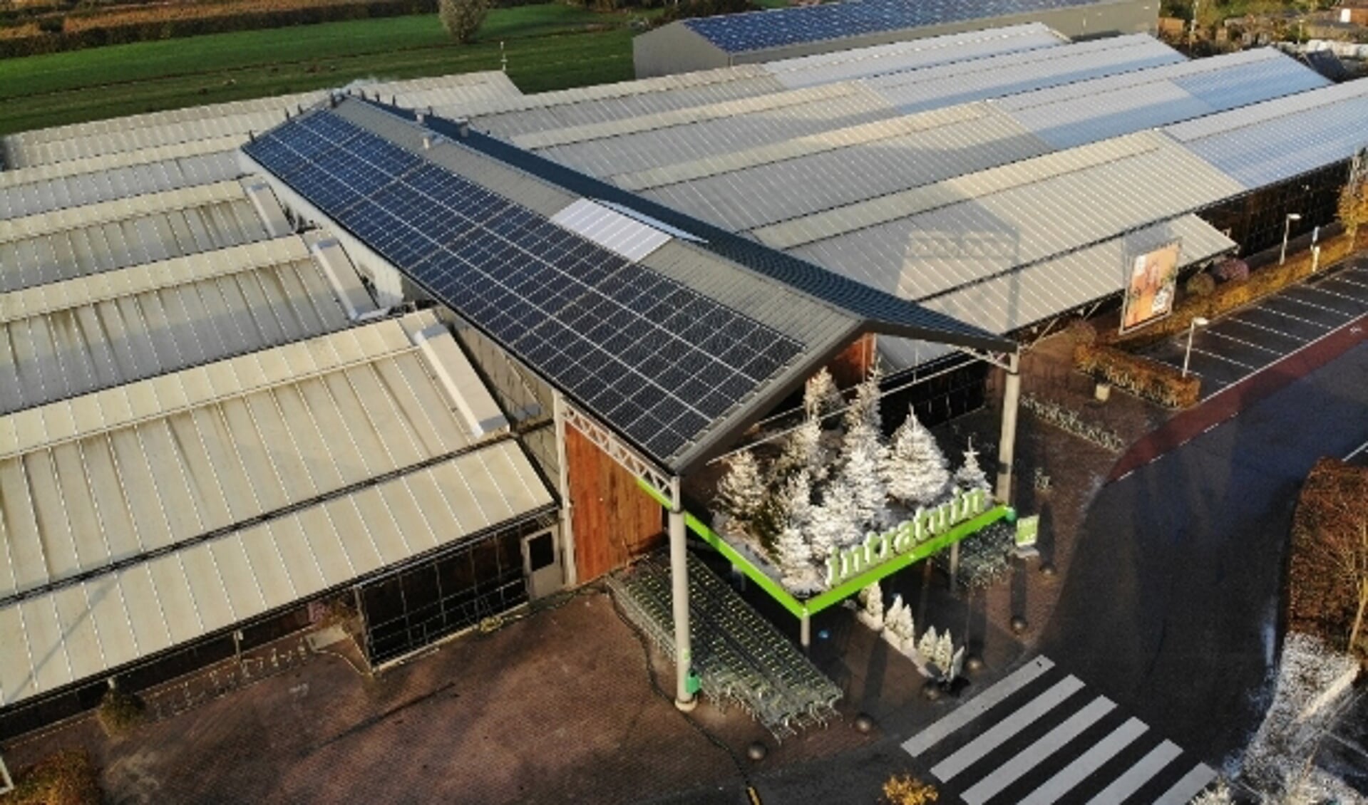 Op de daken van Intratuin IJsselstein werden 764 zonnepanelen geplaatst. (Foto: Joey Janus/Soft Energy)