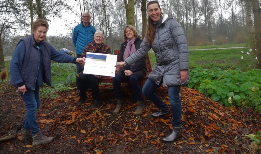 <p>• Petra de Jong (r.) overhandigt de cheque. </p>