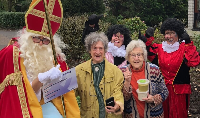 <p>• Sinterklaas, Pieten, Mientje en Ria.</p>
