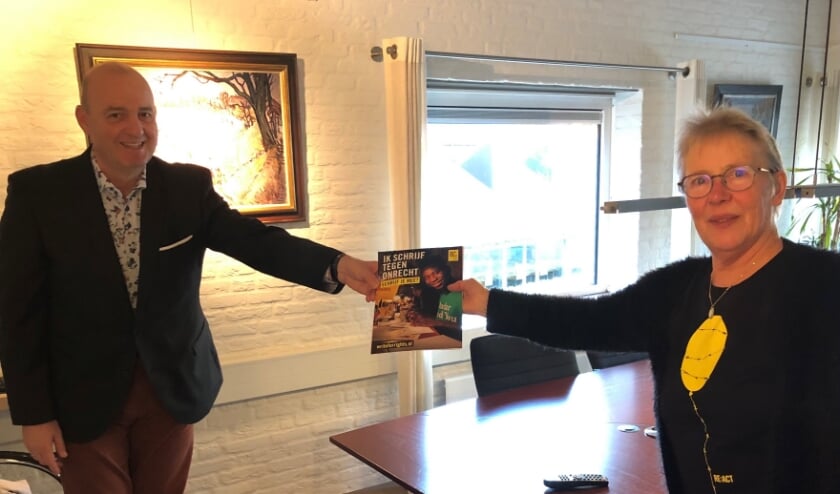 • Wethouder Van Maanen ontvangt schrijfpakket van Amnesty International.