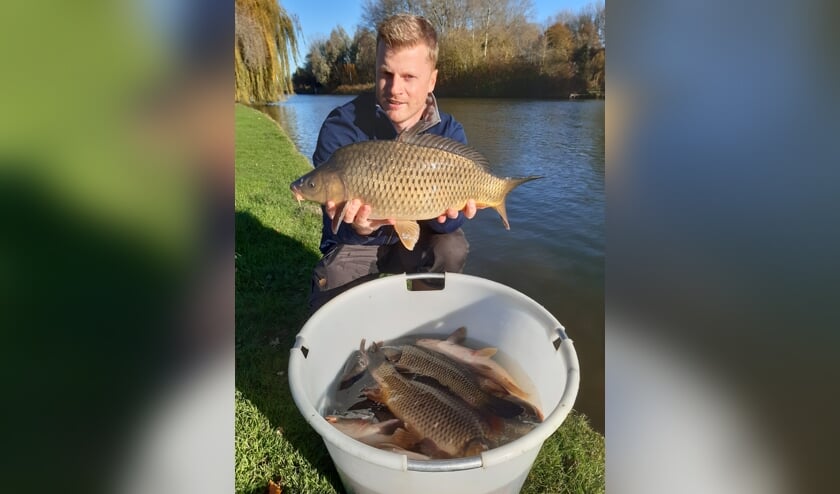 • Bram Jakobs van FMN met één van de karpers.