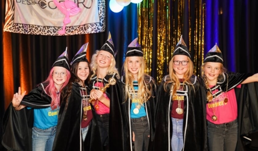 <p>En dolblije Jeugdprinses Sanne - met scepter - te midden van de jeugdraad van de Knopengeinse Confetti's. Foto: Joanna Fotografie</p>