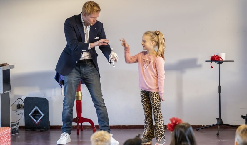 <p>• Goochelaar en illusionist Steve Carlin vermaakte de kinderen met bijzondere trucs. </p>
