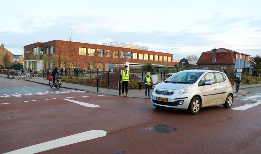 <p>• Kinderen en ouders tijdens de onlangs gehouden verkeersactie.</p>