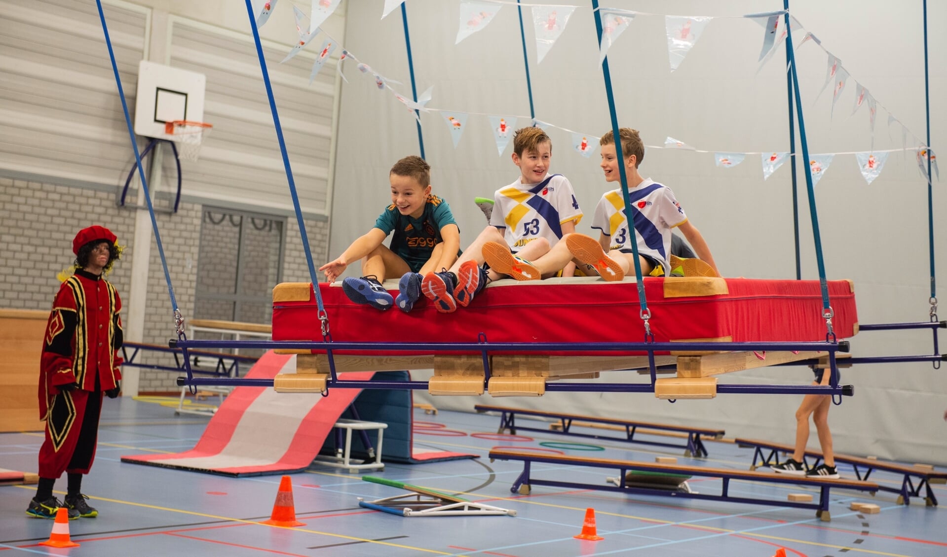 • Het plezier spatte er vanaf bij het klim en klauter volley festijn van vv Flits.