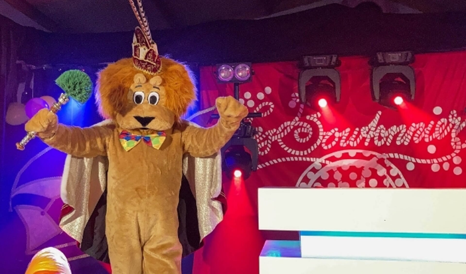 Mascotte Boutie is zaterdagavond voor het seizoen 2020/2021 uitgeroepen tot Prins Boutie le Lion de Bouton, de nieuwe prins van Carnavalsvereniging Les Boutonniers. Foto: Les Boutonniers 