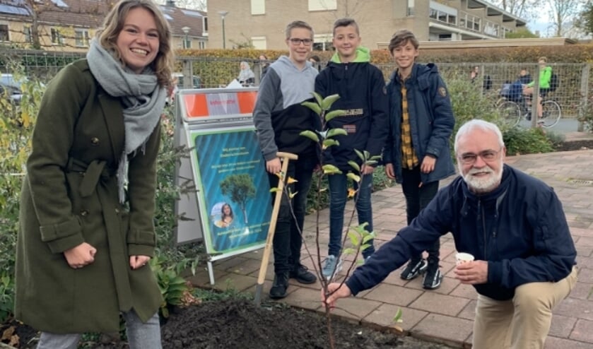 <p>De boom is door leerlingen in aanwezigheid van Marlieke van Schalkwijk en Paul Nieveen van Dijkum van de PvdA volgehangen met alle 54 Kinderrechten. Foto: Cals College<br><br></p>