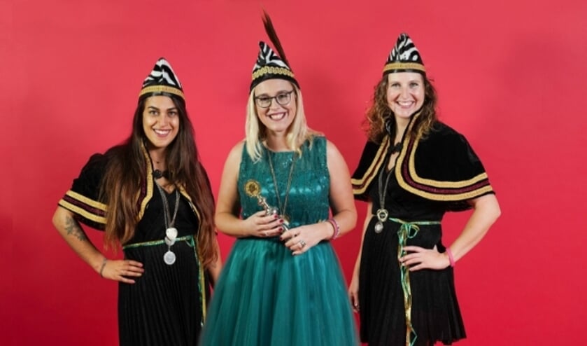 <p>Prinses Jeanine Jeune pour Toujours en haar raadsvrouwen Joanna en Karin. Deze keer een gephotoshopte foto vanwege coronamaatregelen. Foto: Joanna Fotografie</p>